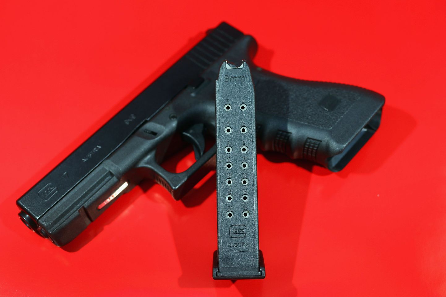 Suurem osa tulirelvadest olid Glock 17 püstolid.
