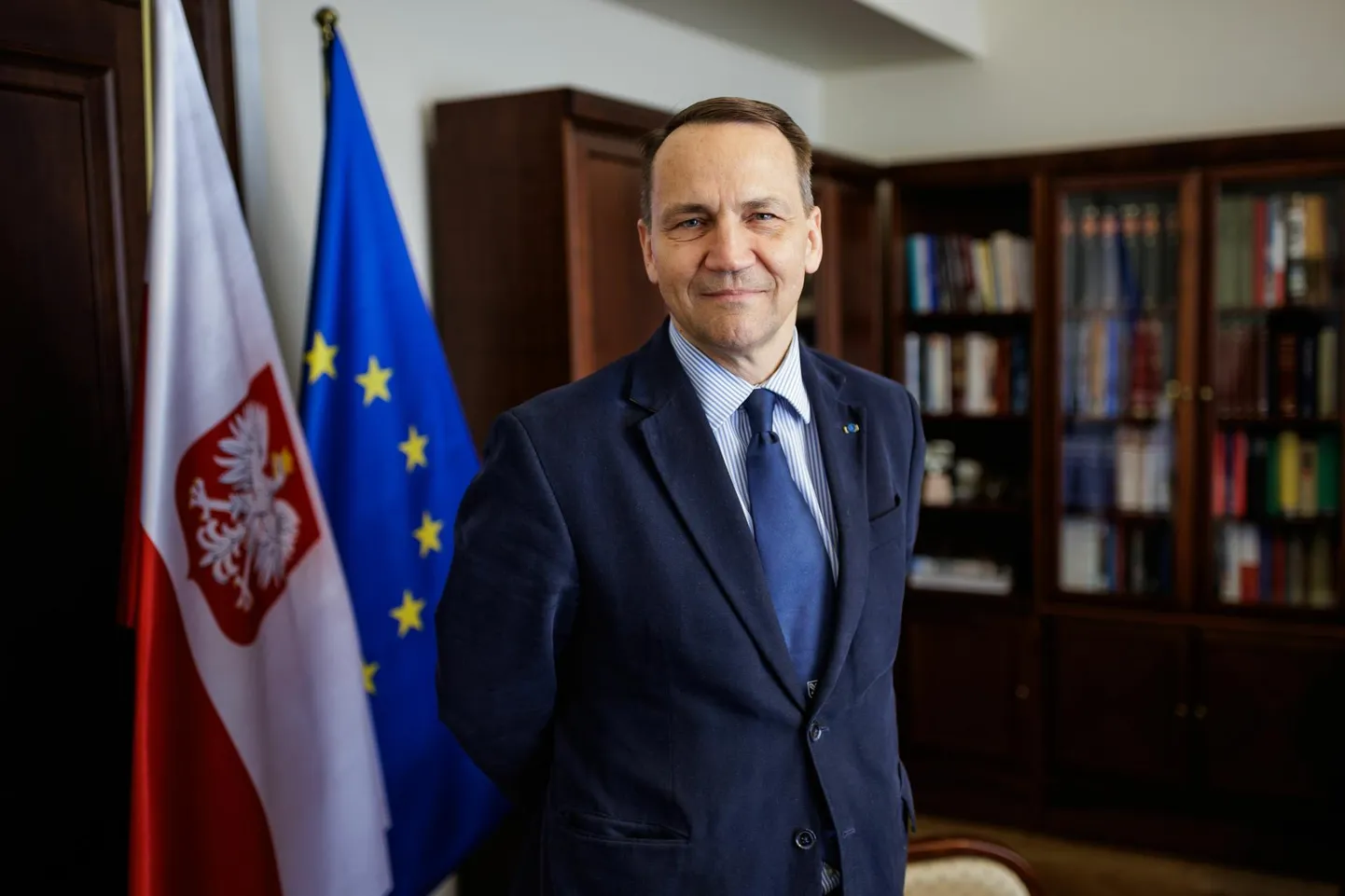 Möödunud nädalal tuli Poola välisminister Radosław Sikorski oma riigi Tallinna esindusse, kust puudub rohkem kui pool aastat suursaadik – ta lubas, et see koht saab peagi täidetud.