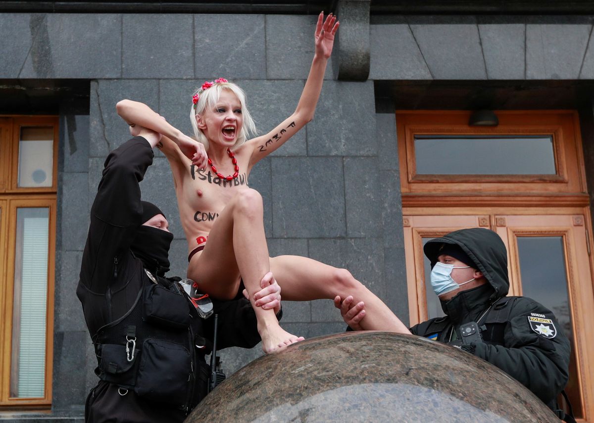 Politsei võttis praktiliselt alasti protesteerinud naise vahi alla.