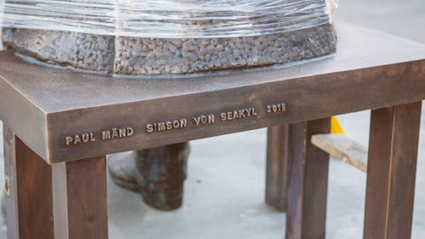 Pronksist Paul Keres istub pingil, millel on vaevu märgatavad kahe kunstniku nimed. (Foto on tehtud ajal, mil skulptuuri pärast Narva toomist alles kilest välja võeti.)