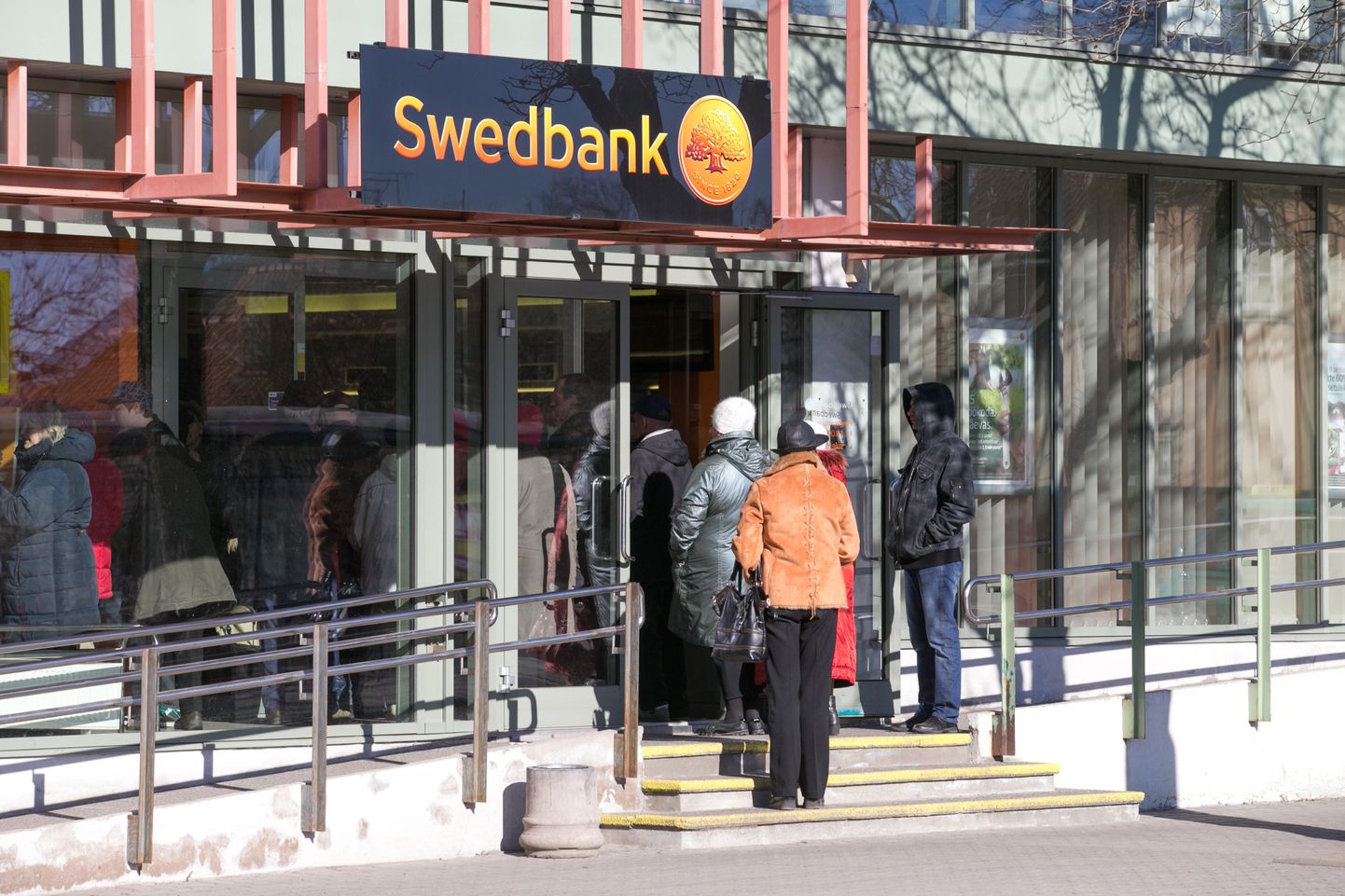 Pangajärjekord pensionipäeval Swedbanki kontoris Viljandis.