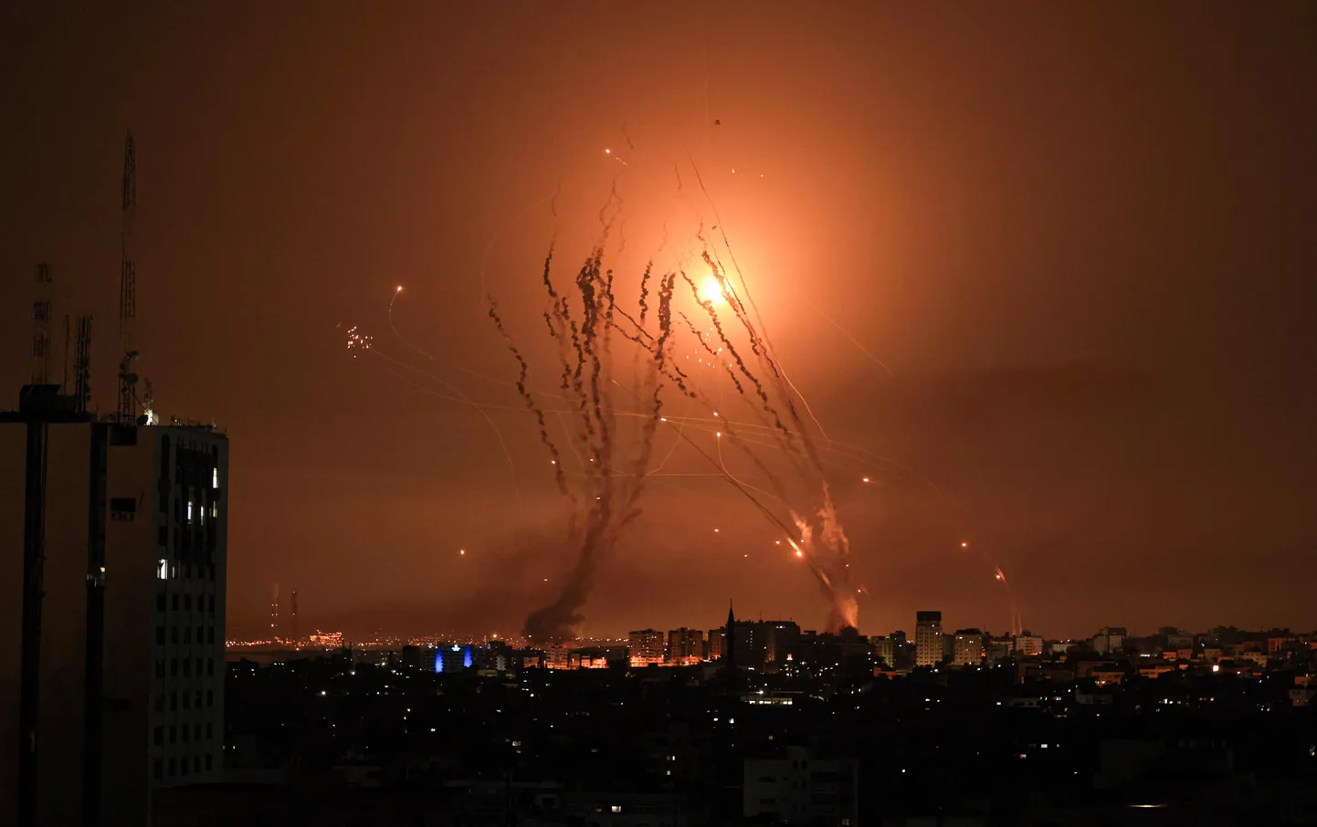 Армия Израиля опубликовала видео попадания ракеты в больницу в Газе