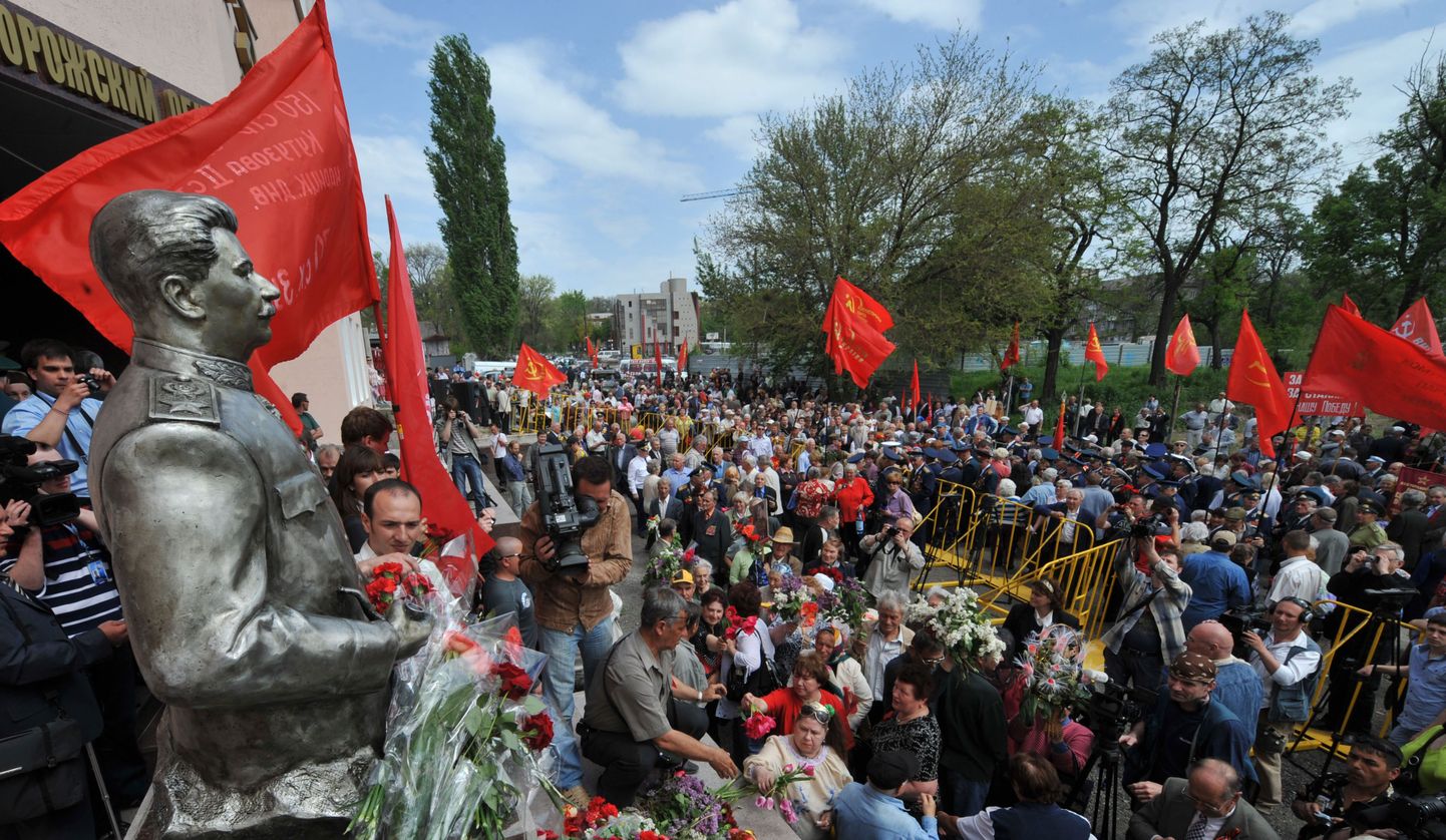Ukraina kommunistid 5. mail 2010 Jossif Stalini mälestusmärgi juures.