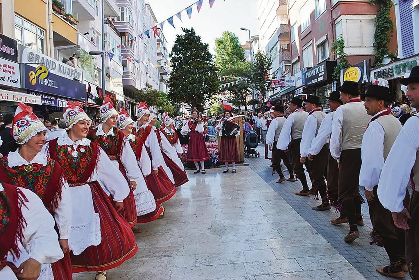 Eestlased said Marmara mere kaldal Istanbuli eeslinnas toimunud festivalil suursuguse vastuvõtu osaliseks.
