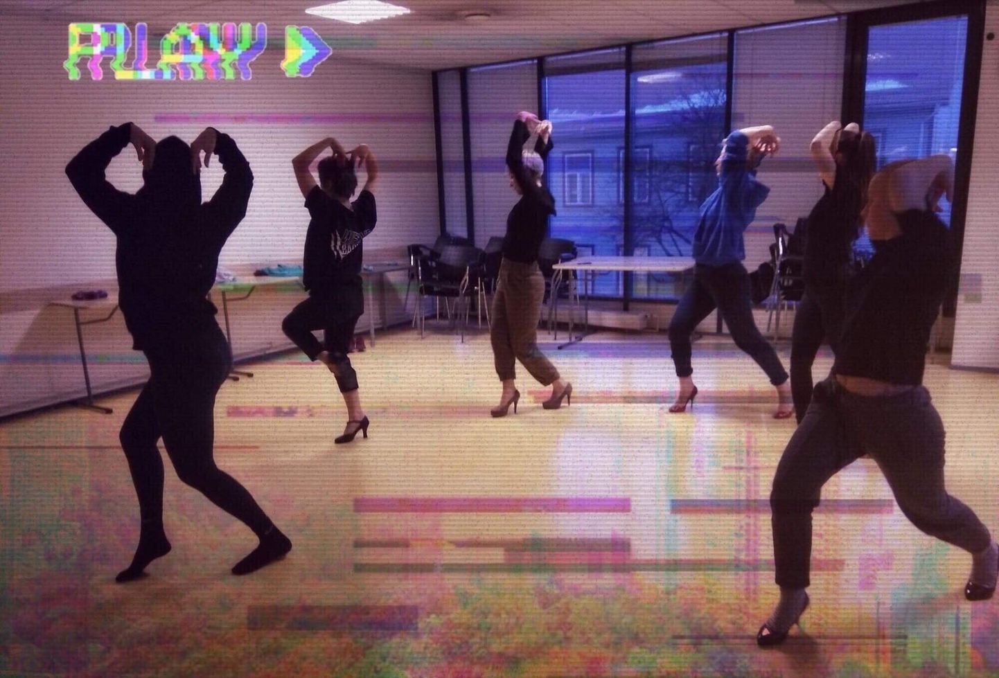 Kultuuriakadeemia teise kursuse tantsutudengid teevad 48 tunniga valmis tantsulavastuse. Pildil tudengid proovisaalis.