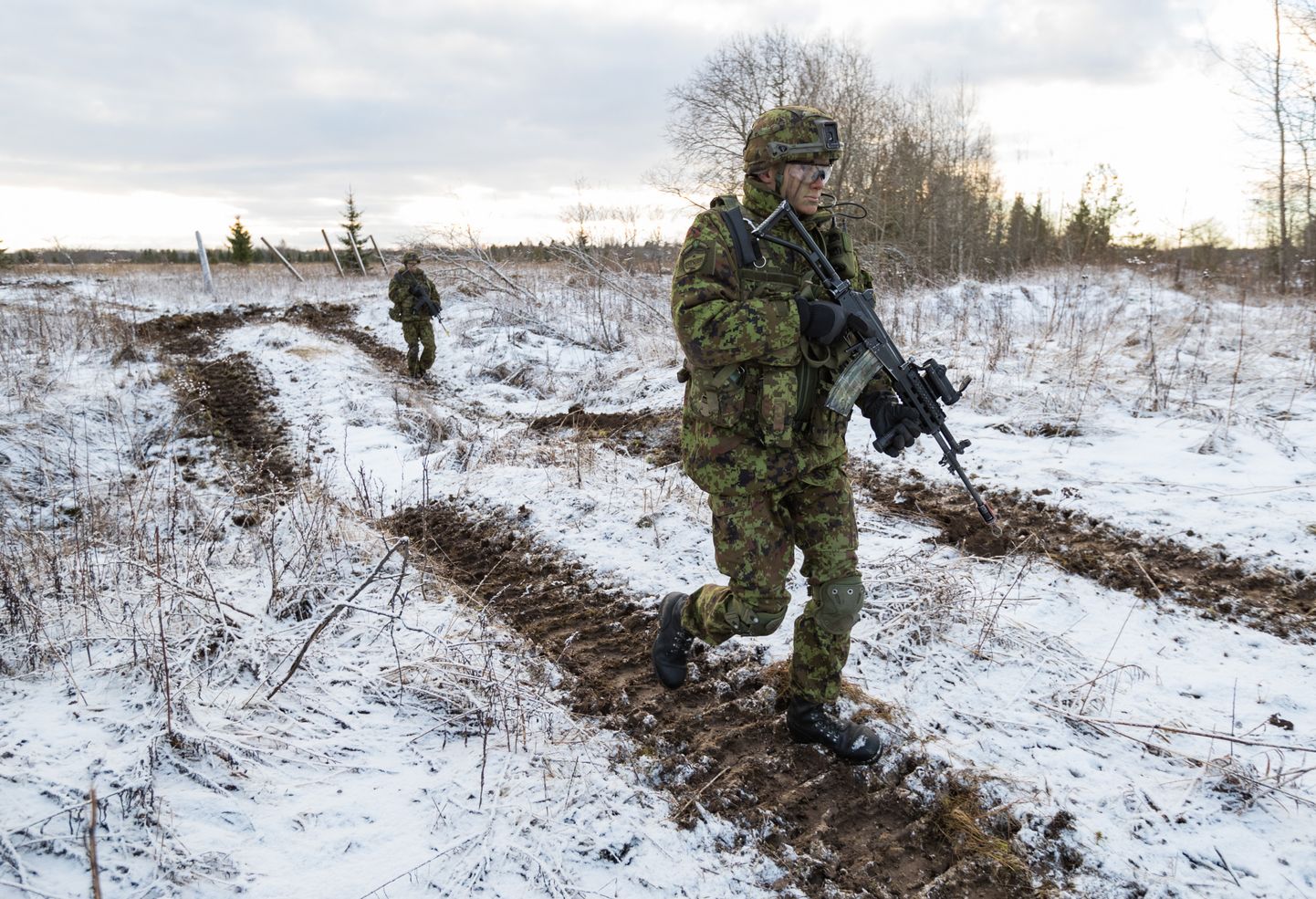 Esimesed Eesti lahingumasinatel teenivad ajateenijad näevad praegu kurja vaeva, et relv maiks selgeks saada.