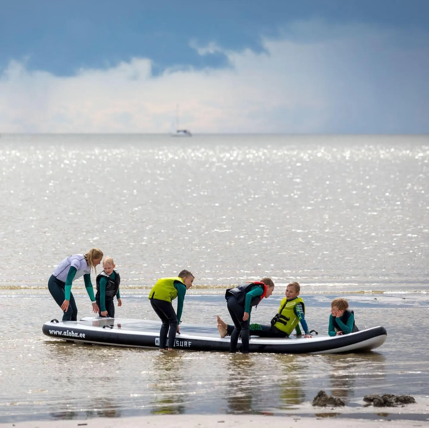 Aloha veespordikooli õpilased suure SUP-lauaga Pärnu rannas. FOTO: Eleri Birk
