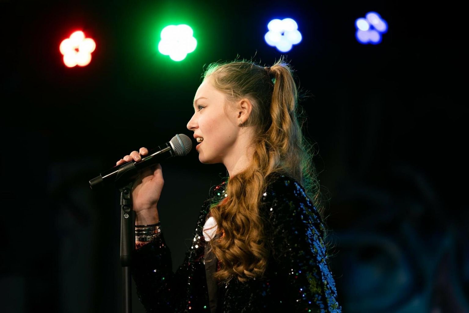 Nädalavahetusel Kuressaares peetud "Solistica" finaalvõistluse võitis VII–IX klassi arvestuses Marcella Emilie Soonik, kes harjutab Hedi-Kai Pai juhendamisel laulmist muusikastuudios Cantabile.