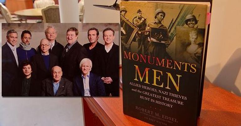 Filmi «Monumendimehed» näitlejad ja Robert Edsel (paremal esimene istumas) ning Edseli kirjutatud raamat