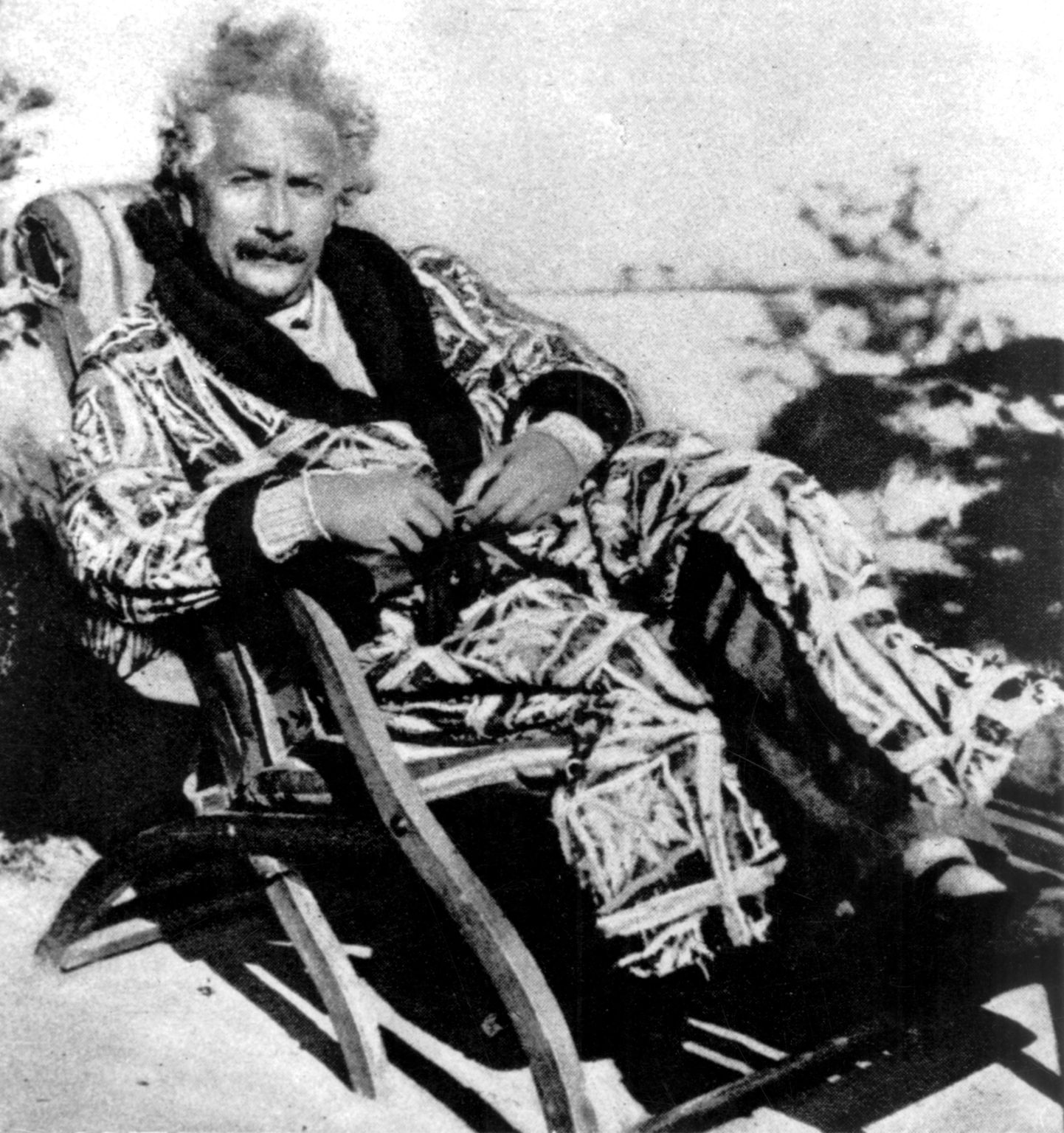 Albert Einstein 1929 Saksamaal kodus istumas aias