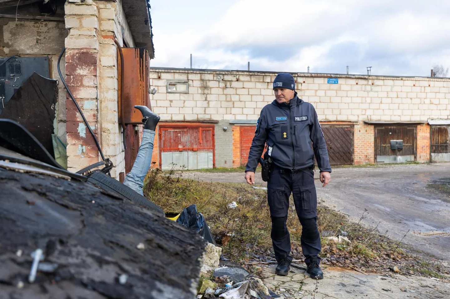 Piirkonnapolitseinik Arno Kitse üks sagedamini külastatavaid kohti asub Hiinalinnas garaažide juures. Ka sinna pilti tegema minnes jäi talle silma prügihunnikust välja sirutunud jalg, mis ostutus siiski mannekeeni omaks. «Mind ei üllata siin enam miski,» nentis Arno Kits.