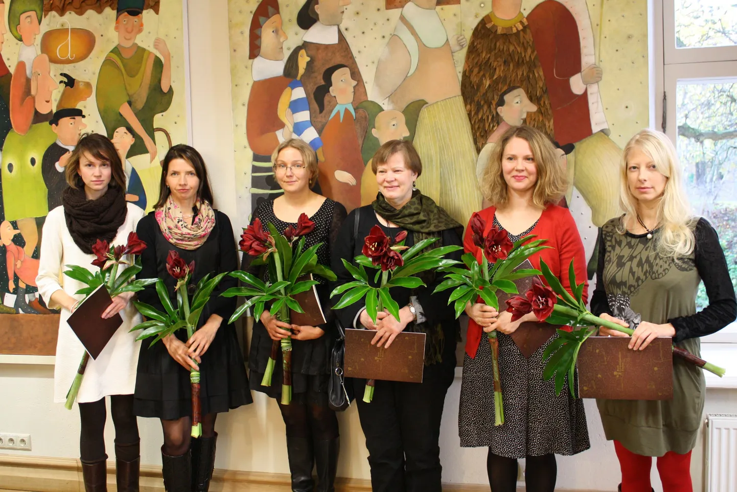 2013. a konkursi võitjate pildi: Kristi Kangilaski (2. koht, pildid), Anne Pikkov (äramärgitud kunstnikutöö), Kertu Sillaste (1. koht, pildid), Tiina Mariam Reinsalu (äramärgitud kunstnikutöö), Kätlin Vainola (1. koht, tekst), Anni Mäger (3. koht, pildid). 
Kõik võitjad ja äramärgitud polnud autasustamisel kohal.
