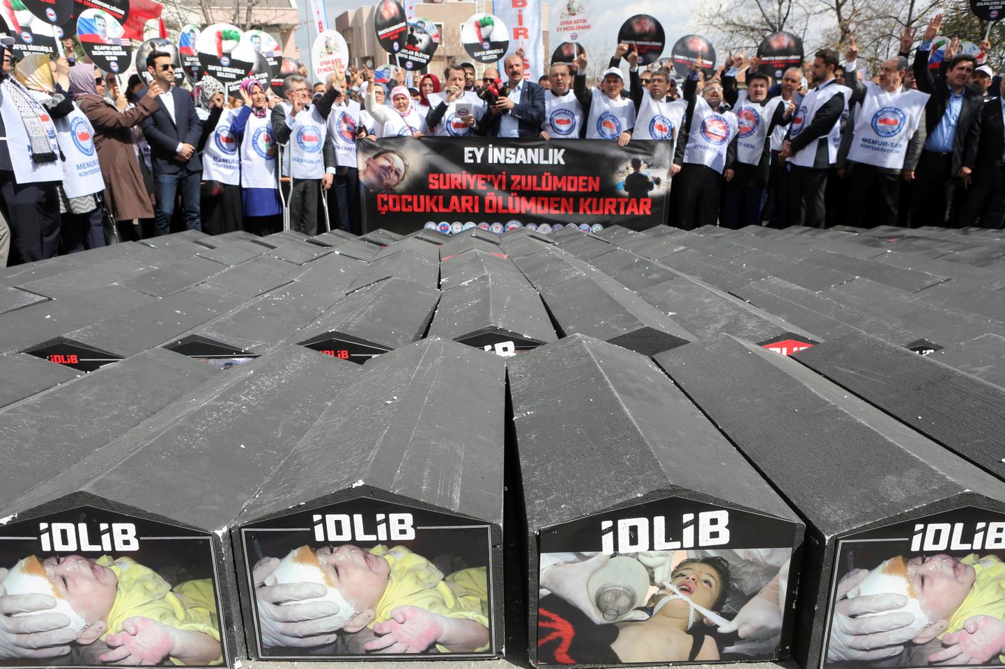 Protest Türgi pealinnas Ankaras selle aasta aprillis. Mustad kirstud kujutavad Süüria keemiarünnakus hukkunud lapsi.