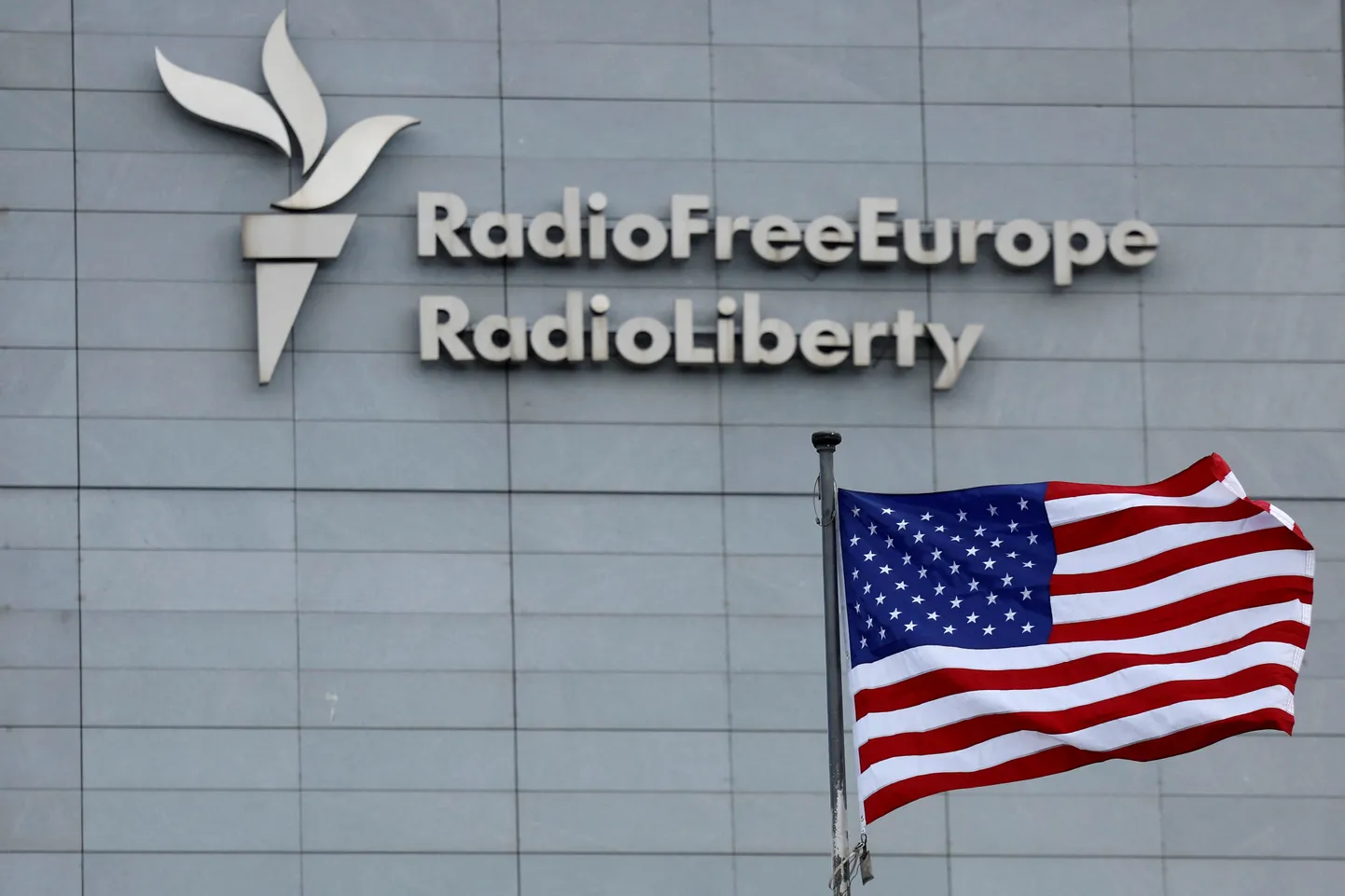 Флаг США перед офисом Radio Free Europe/Radio Liberty, Прага, Чехия.