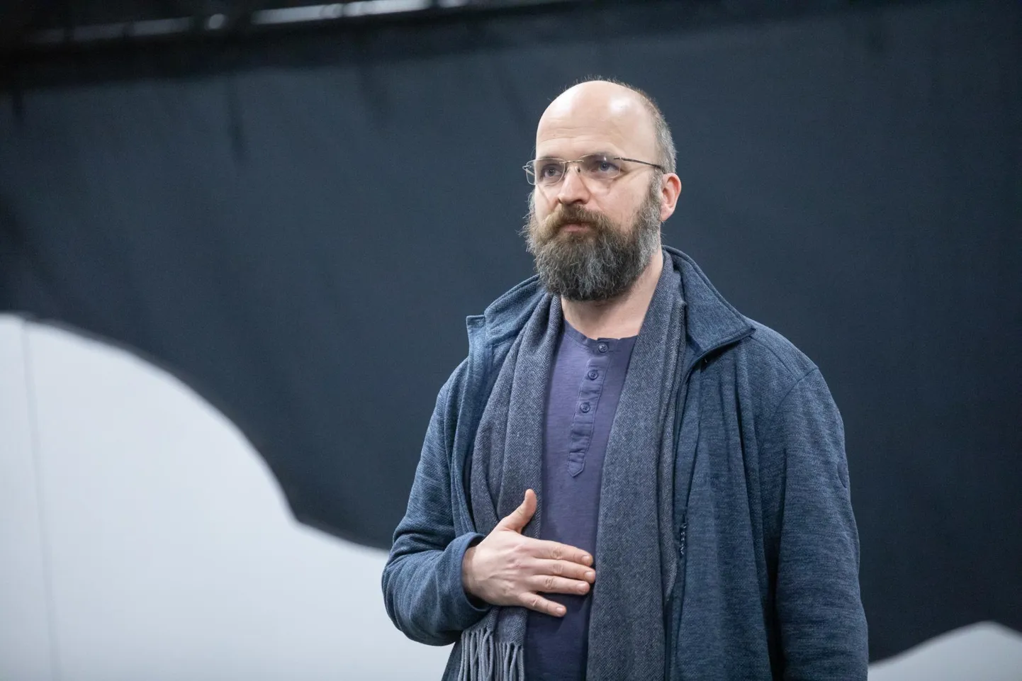 Peeter Raudsepp draama “Ilma sinuta” laval. Praegu on teater igas mõttes ilma sinuta ehk etenduste ja publikuta.