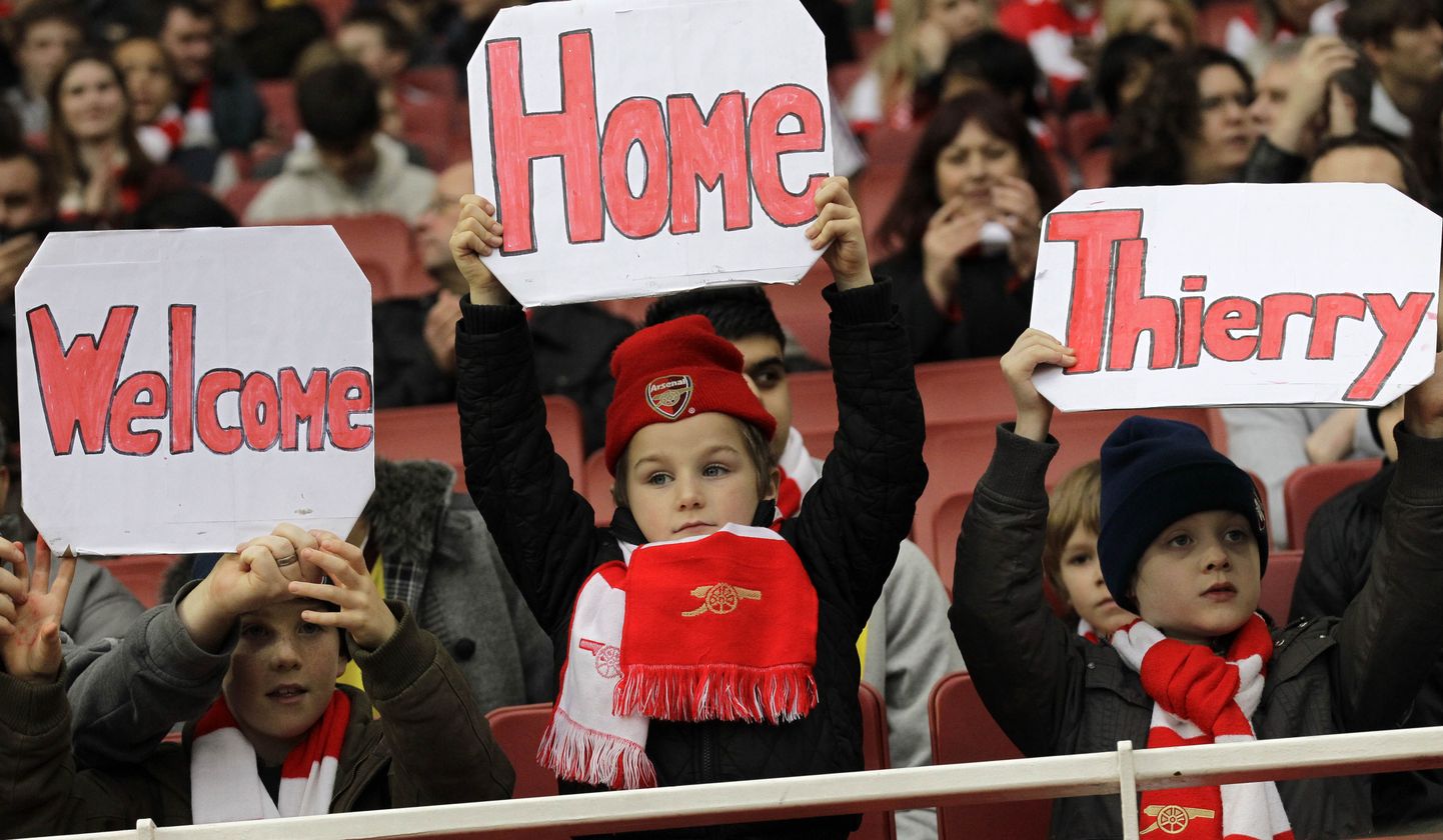 Noored Londoni Arsenali fännid tervitavad Thierry Henry'd.