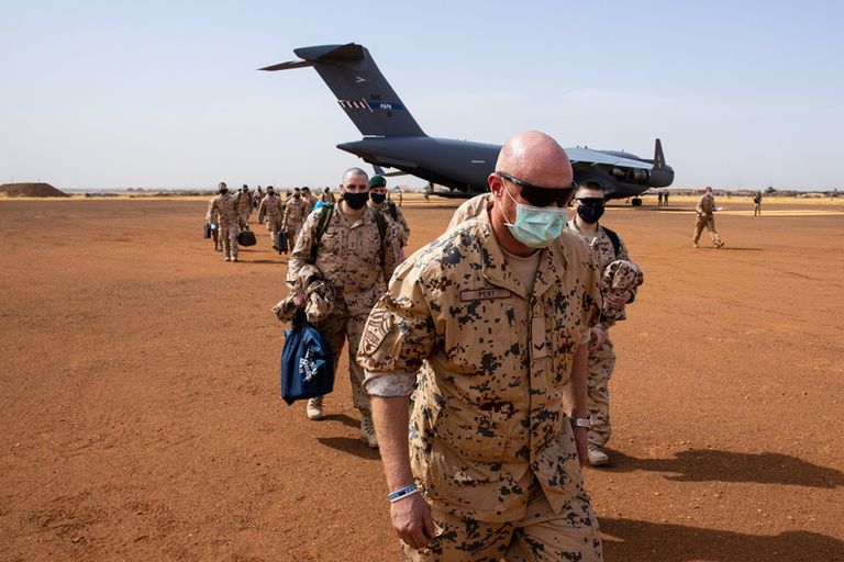 Viimasel missioonil. Jalaväerühma BKN-08 Estpla rühmavanem Janek Pent tervitab Malisse saabunud põhigruppi.