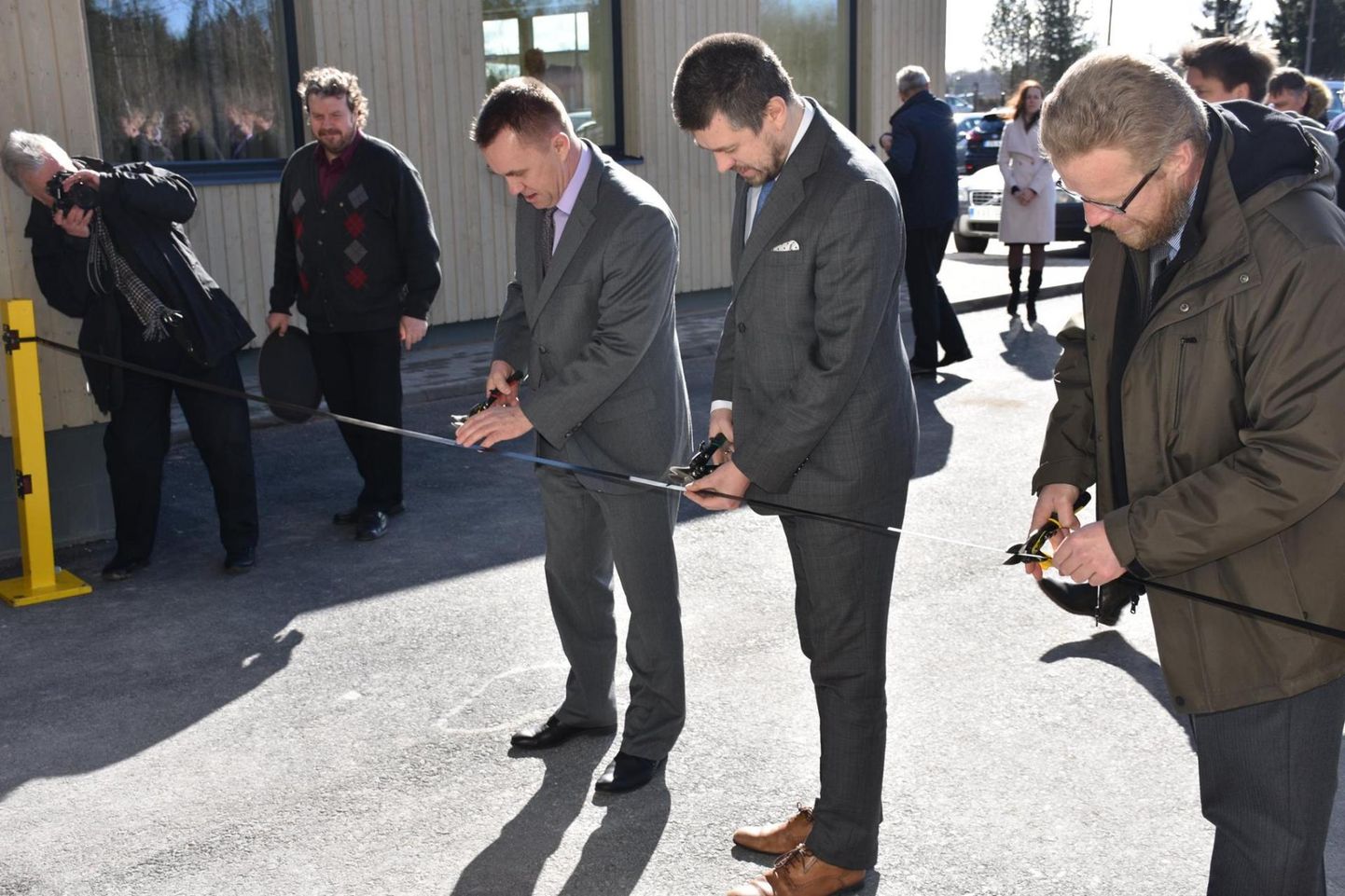 Vanglatööstuse uue hoone avamisel mullu märtsis lõikas linti justiitsminister Urmas Reinsalu (keskel) koos ettevõtte juhi Voldemar Nellisega (tema paremal käel).
