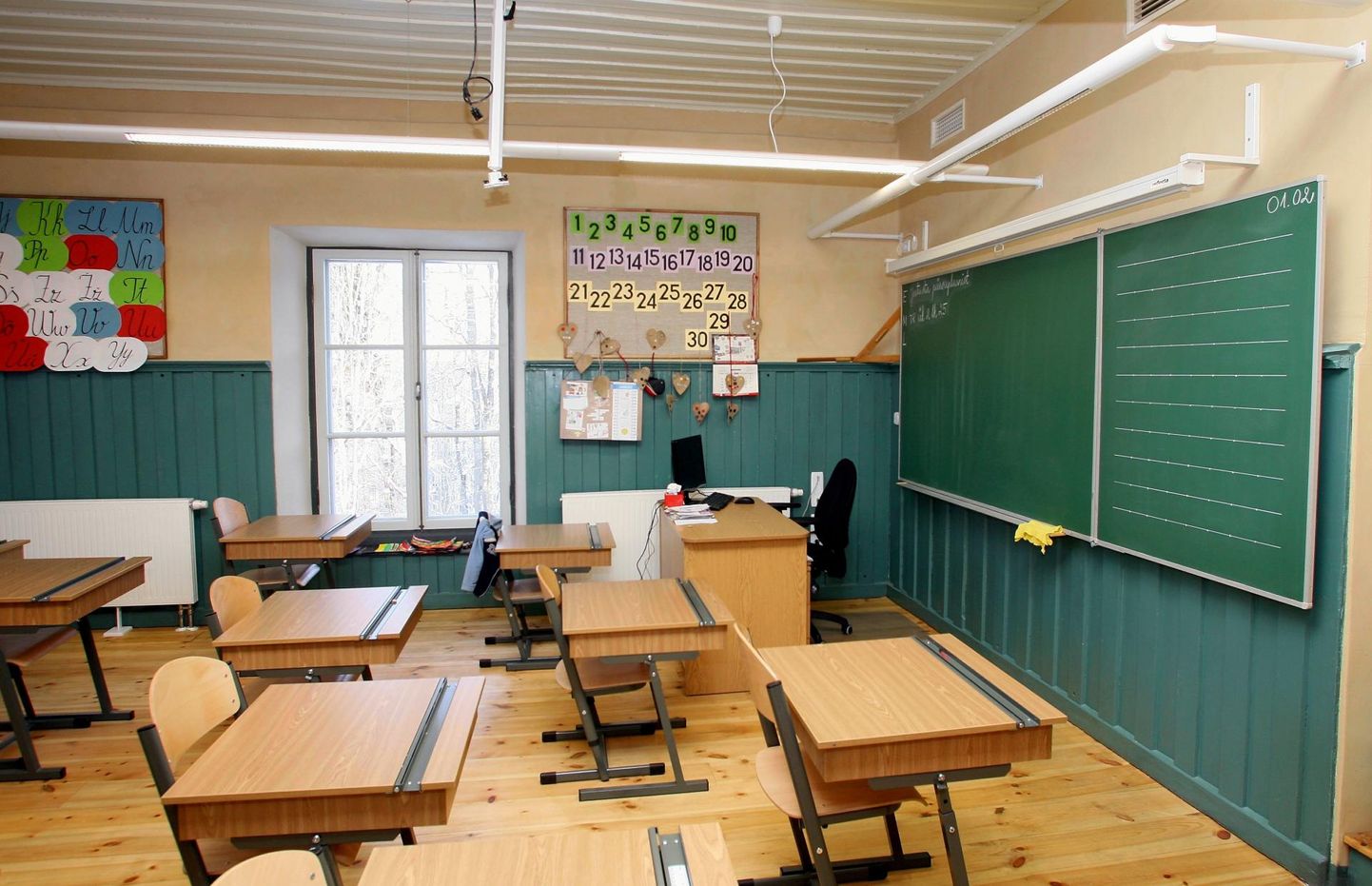 Enamik Viljandimaa koole on uueks õppeaastaks töötajad küll leidnud, aga osa õpetajaid peab olude sunnil mitme kooli vahet pendeldama.