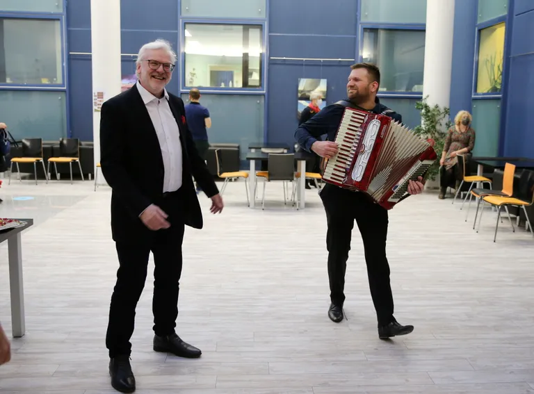 Sulev Kuuse on siin pildil koos näitust akordionihelidega kaunistama kutsutud doktorant Ermo Leuskaga.