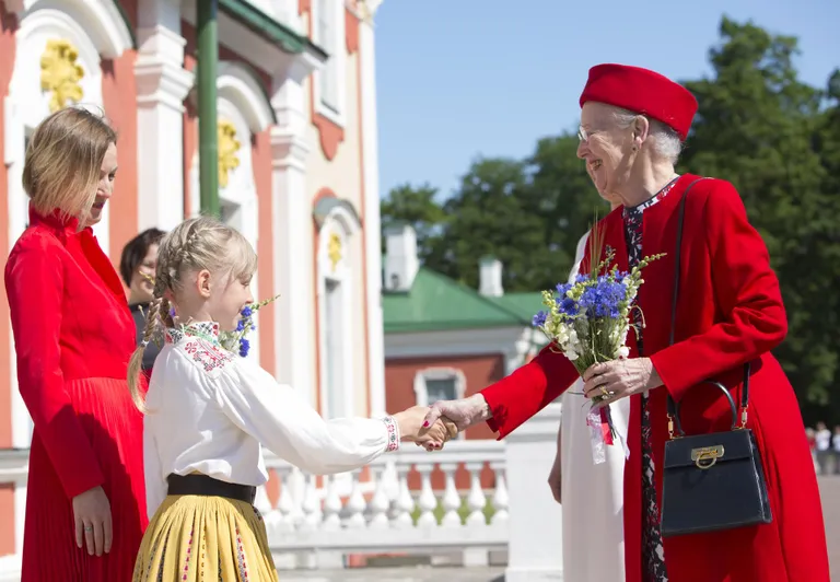 2019. aasta juunis käis Margrethe II Tallinnas pidustustel, millega tähistati Taani lipu 800. ja Eesti Vabariigi 100. sünnipäeva. Pildil kuninganna Kadrioru lossi õuel.