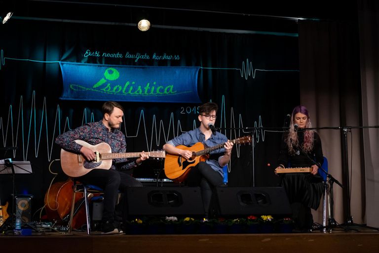 Tanel Vaikjärv (keskel) saatis end kitarril koos Laura Junsoni ja Erko Niiduga ja pälvis parima esituse auhinna.