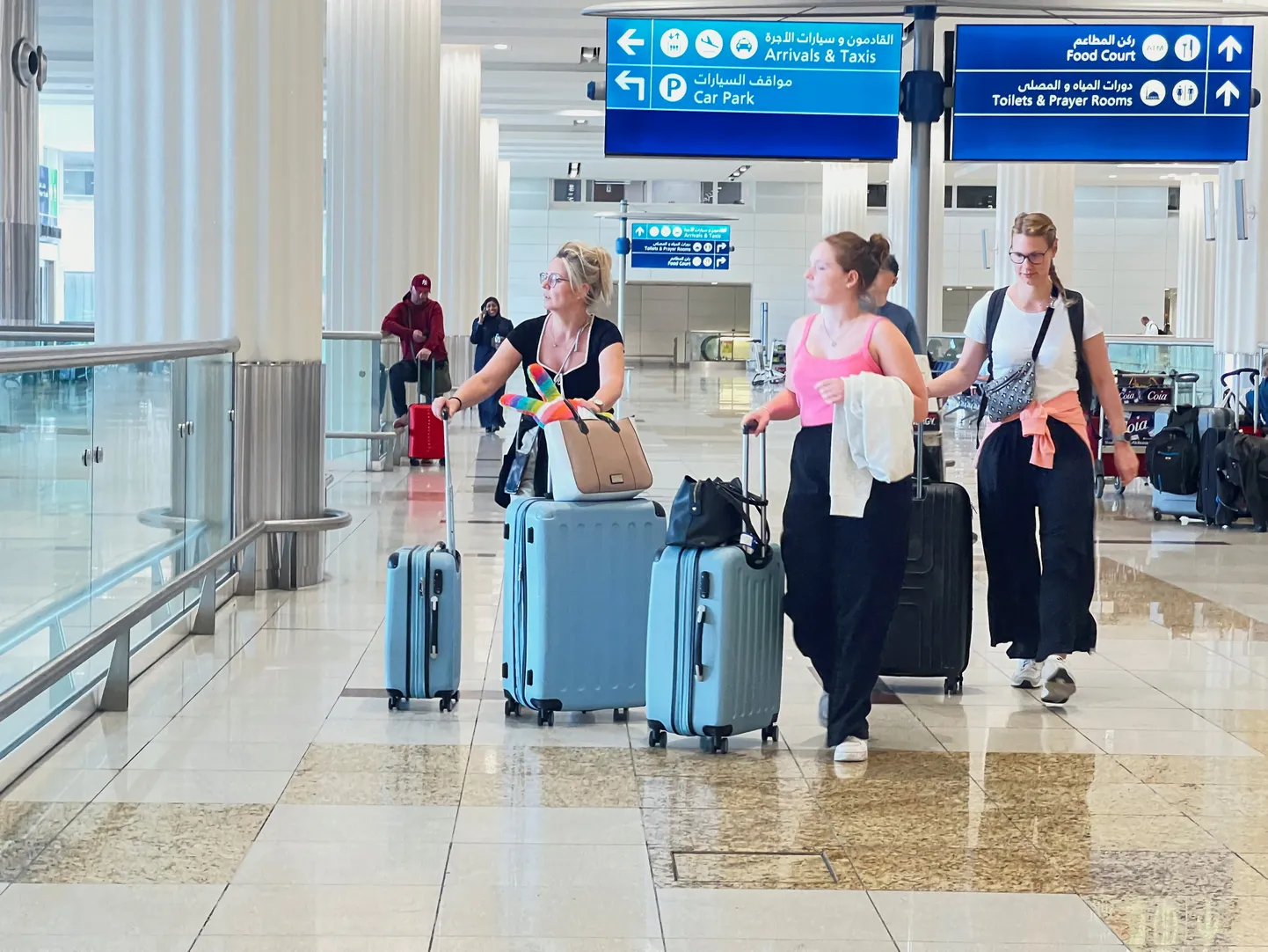 Turistid Dubai rahvusvahelises lennujaamas.