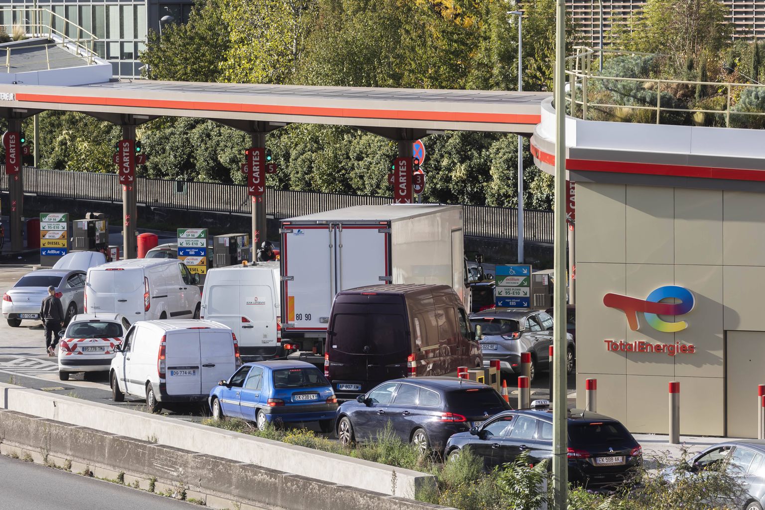 Prantsusmaa kütuserafineerimistehase töötajate streik on jätnud osad tanklad kütusest ilma. Kus aga on kütust, on ka pikad tankijate sabad.