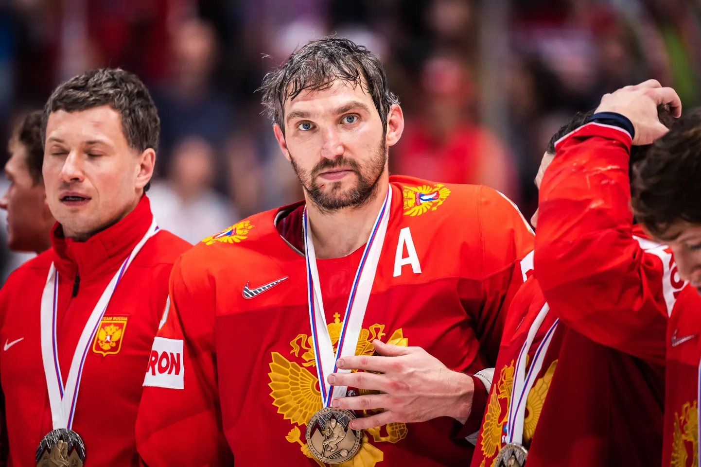 Keskel on Venemaa staar Aleksandr Ovetškin. Tema mängib NHLis Washington Capitalsi särgis.