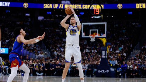 Porziņģis "uguņo" no tālās distances cīņā pret Jokiča komandu