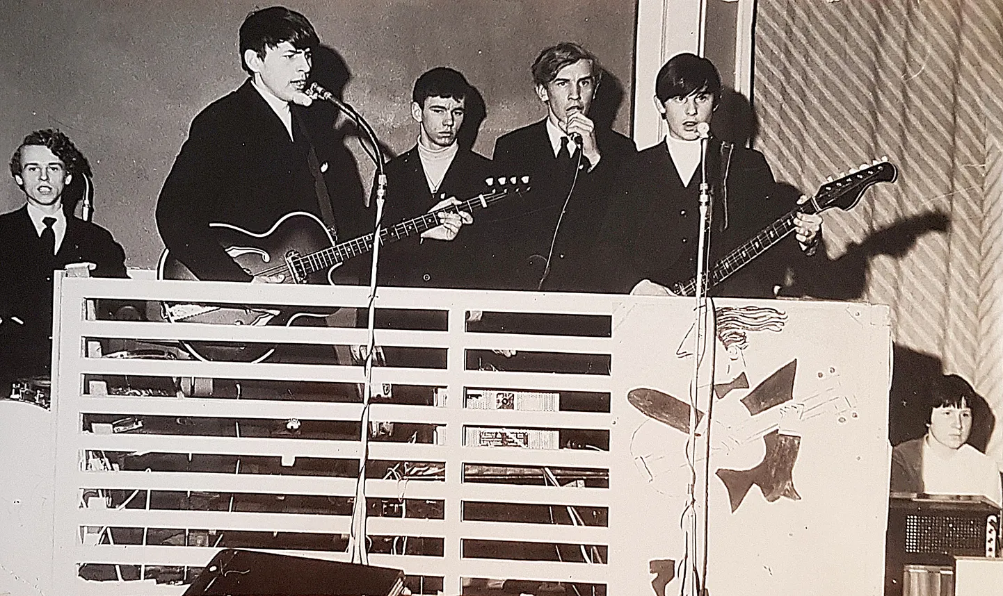 PAUSIKS POLE MAHTI: (Vasakult) Enno Kiri, Raagner Räim, Jaak Reinmets, Jüri Tõru, Lauri Talvistu ja Maie Põldmaa abiturientide 100 päeva ballil 1970. aasta kevadel. Foto on tehtud hetkel, kui Jaagu kitarri ühte purunenud keelt vahetati. “Tollal oli elu vaesem, pille oli vähem ja ansamblitel ei olnud võimalust purunenud keelega pilli kohe ringi vahetada,” meenutab ta.