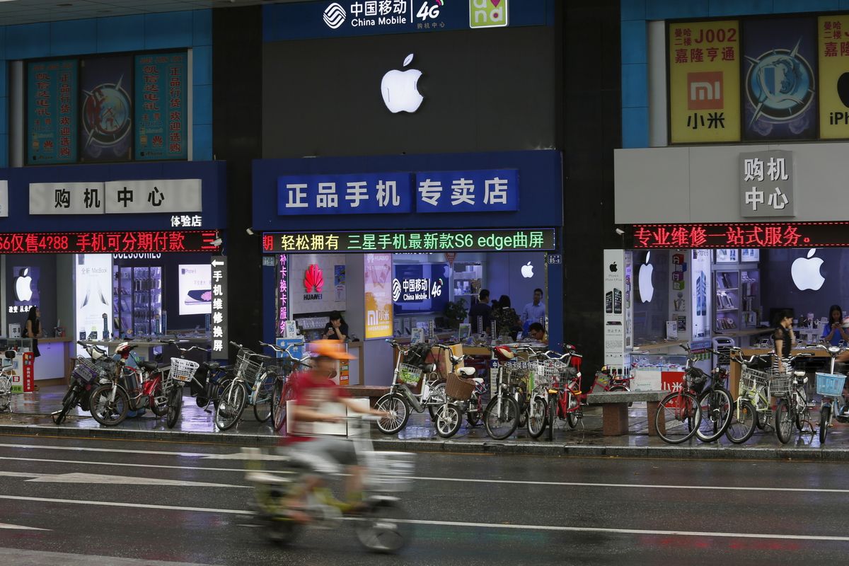 Apple’i toodete edasimüüjad Shenzheni linnas. Maailma suuruselt teise nutitelefonitootja käest pole aga luba küsitud.