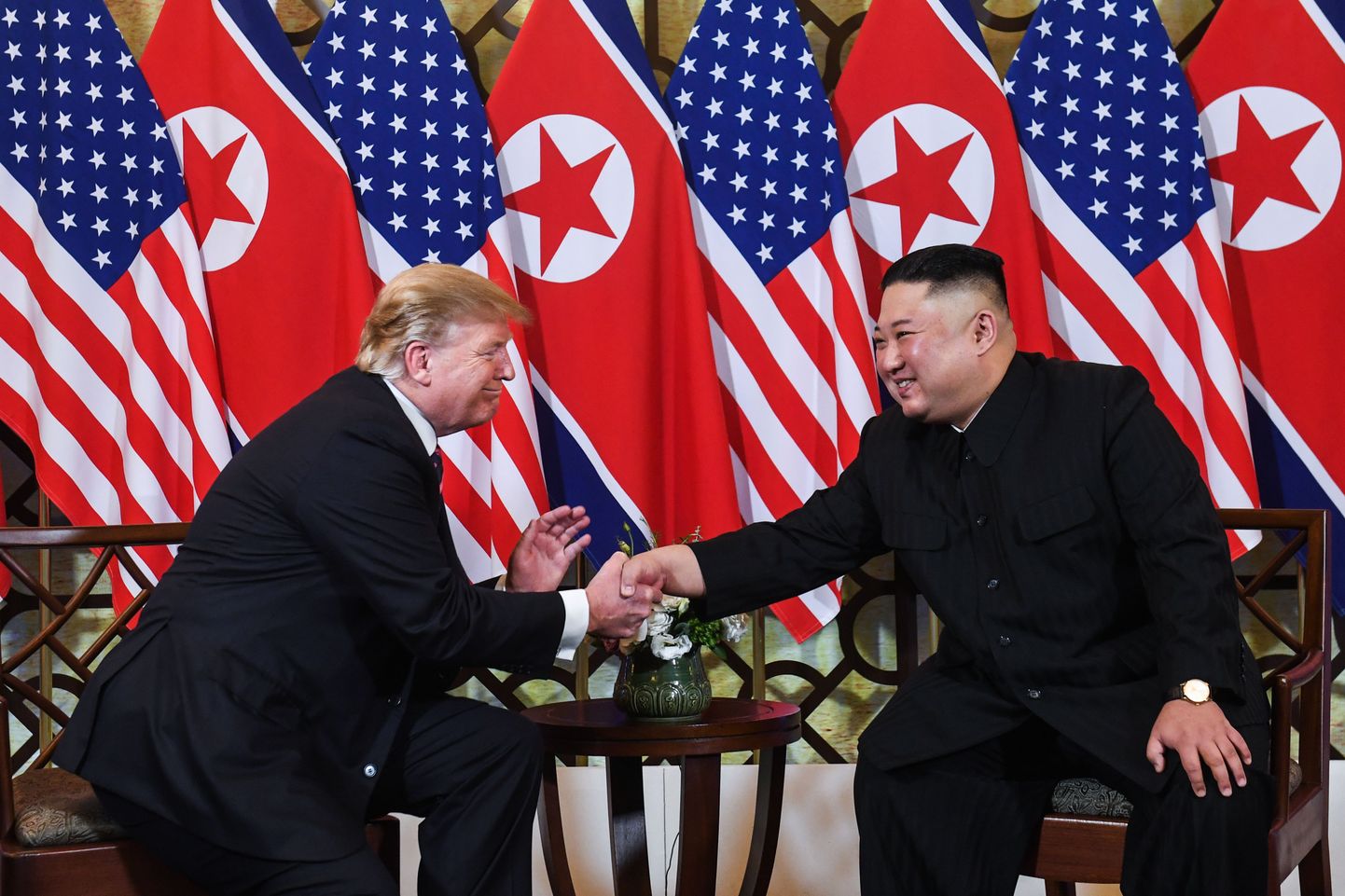 US President Donald Trump (L) shakes hands with North Korea's leader Kim Jong Un following a meeting at the Sofitel Legend Metropole hotel in Hanoi on February 27, 2019. (Photo by SAUL LOEB / AFP)