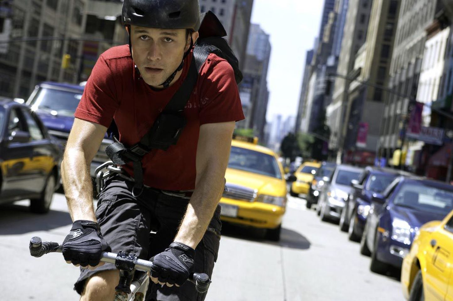 "Sööst" on tempokas põnevusfilm jalgrattakullerist, kes peab kohale toimetama ohtliku ümbriku.