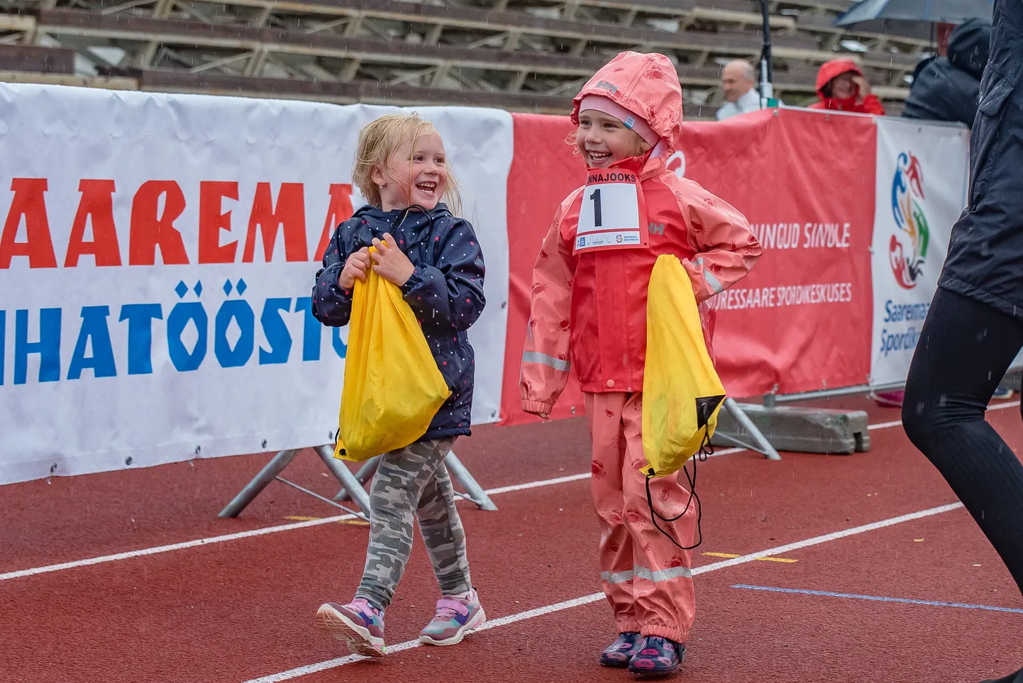 Rõõmsad noored sportlased 39. Kuressaare Linnajooksul.