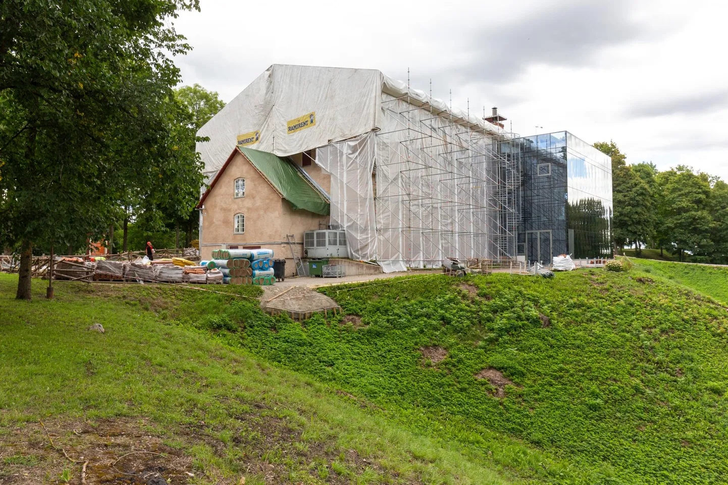 Viljandi pärimusmuusika aida katusevahetustööd hakkasid pihta.