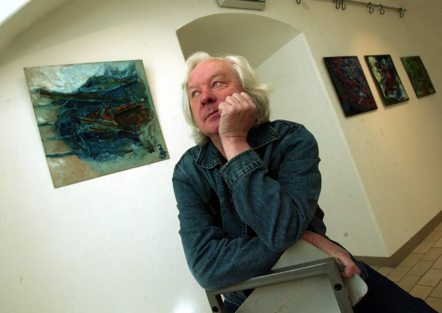 Ülo Vilimaa oma näitusel «Hingevangla» (2004).