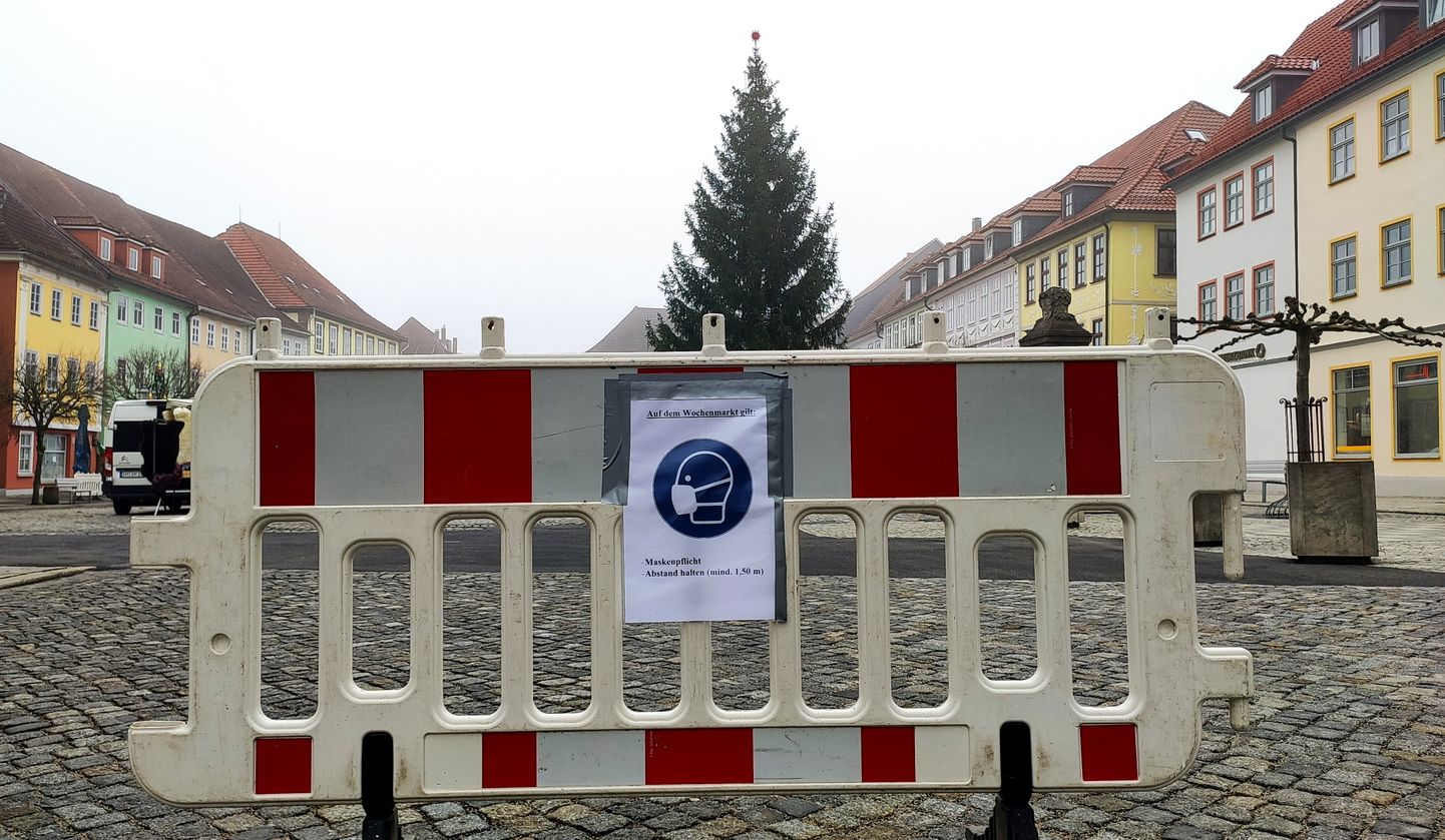 Maskikohustust ja distantsi hoidmise vajadust meeldetuletav plakat liikumistakistusel Hildburghauseni linnaväljakul (26. november 2020)