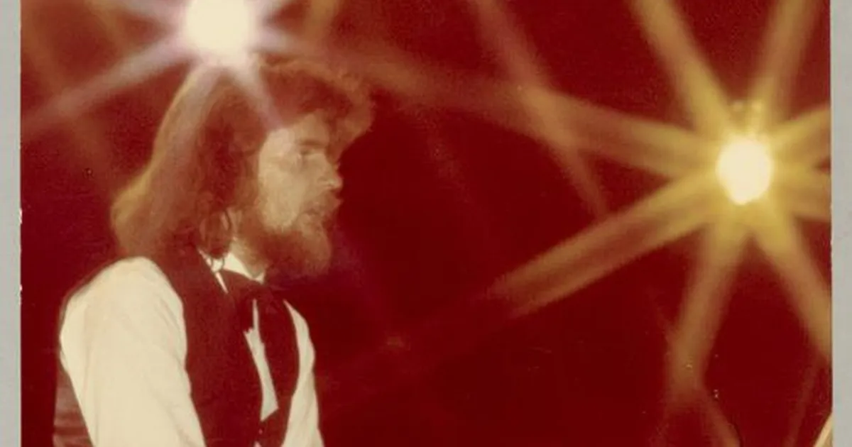 Peagi möödub 65 aastat Alo Mattiiseni (22. aprill 1961 – 30. mai 1995) sünnist. Heliloojana kogus ta suure kuulsuse laulva revolutsiooni aegsete isamaaliste lau