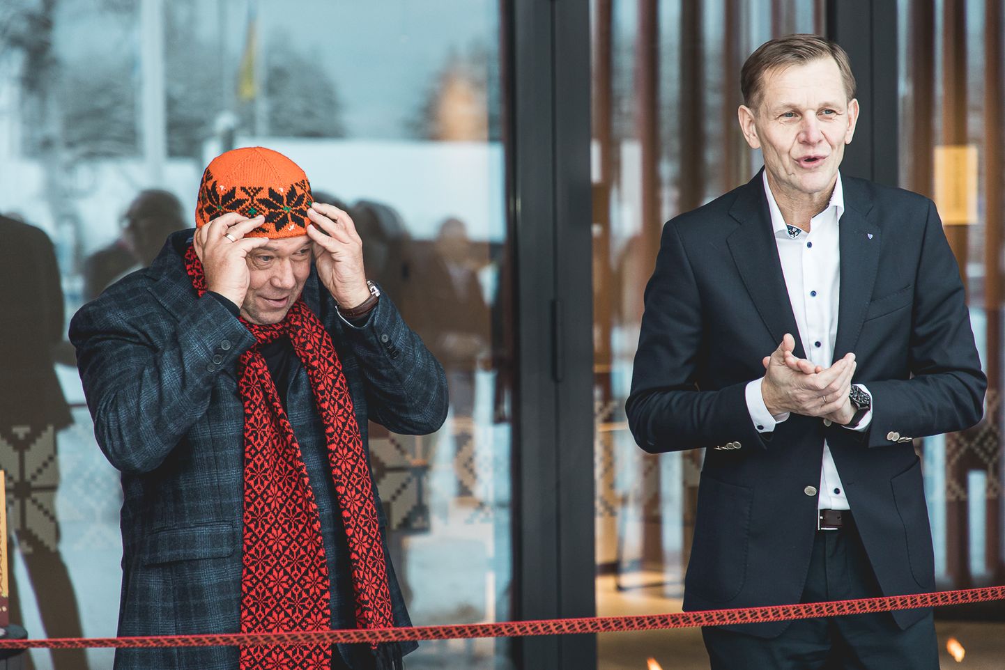 TÄNU INVESTORILE: Muhu vallavanem Raido Liitmäe (paremal) tänab Muhu
maja investorit Toomas Linamäed.