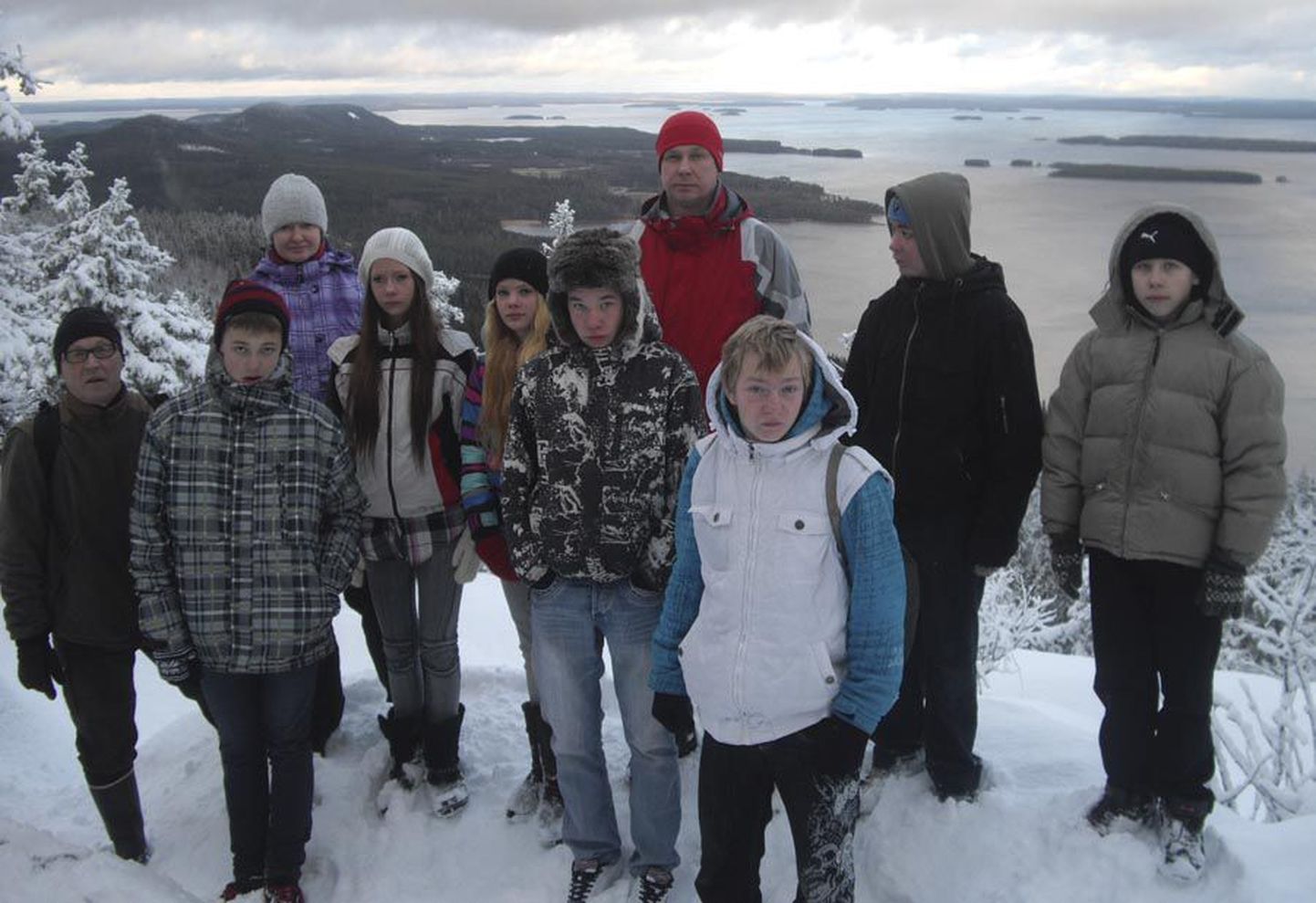 Kaare kooli õpilased koos täiskasvanud saatjatega Koli rahvuspargis Ukko-Koli mäe tipus.