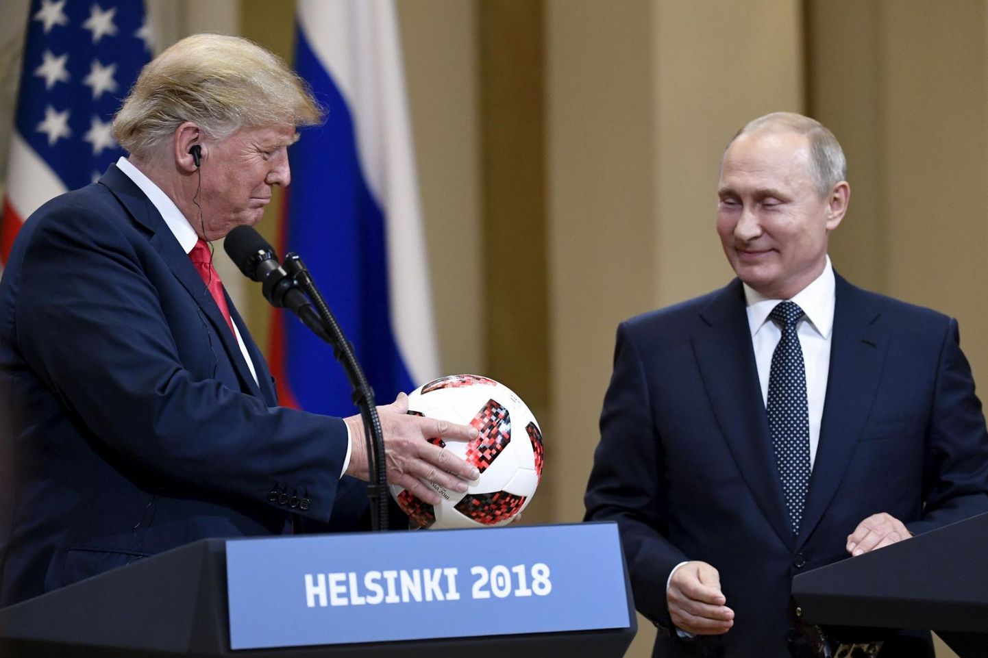 Vene president Vladimir Putin esmaspäevasel pressikonverentsil Donald Trumpile jalgpalli MMi palli kinkimas.