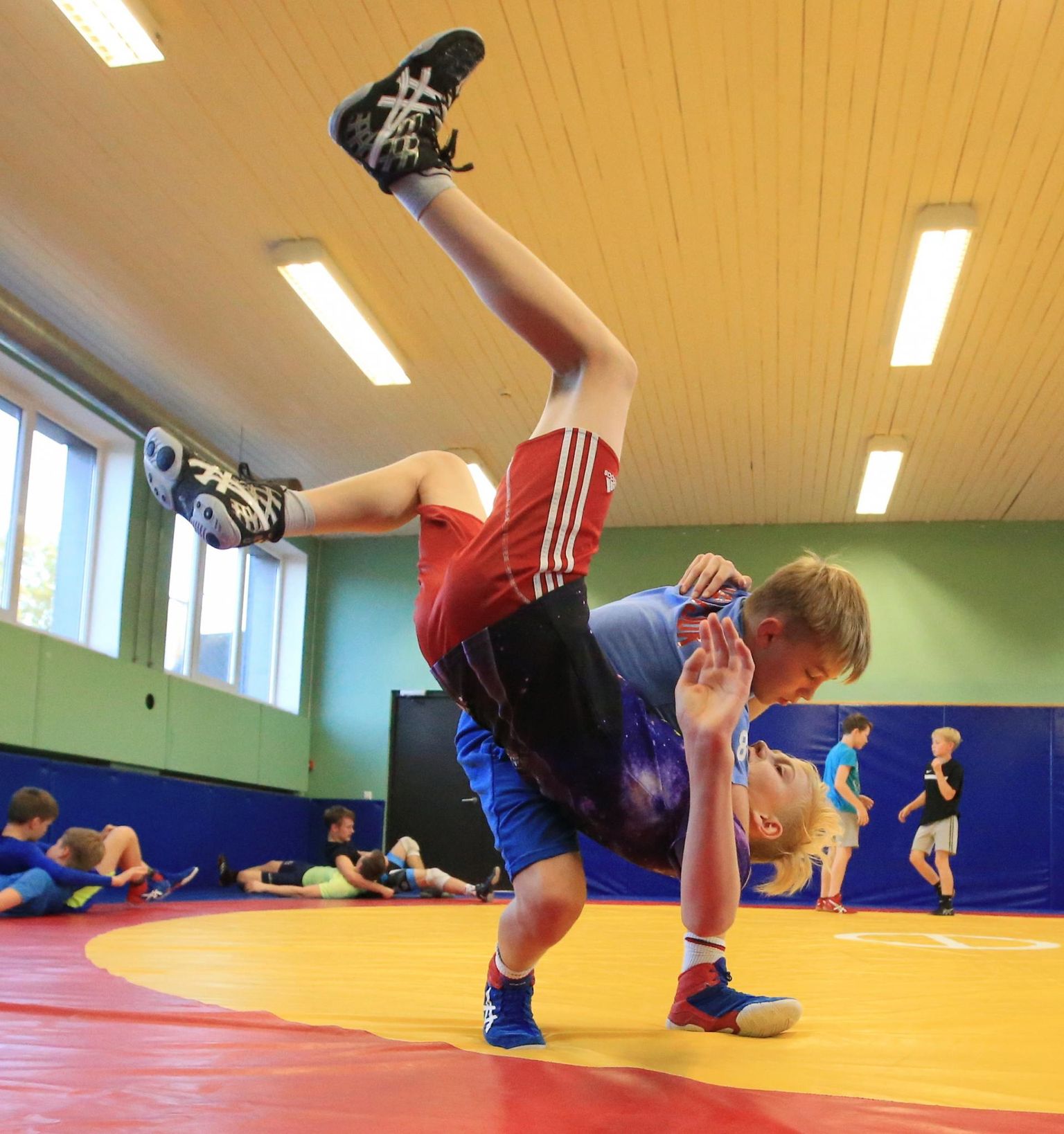 Spordiklubis Englas treenivad Kristjan Pressi õpilastena teiste hulgas Max Hristjuk (sinines) ja Meelis Jõesaar (punases).