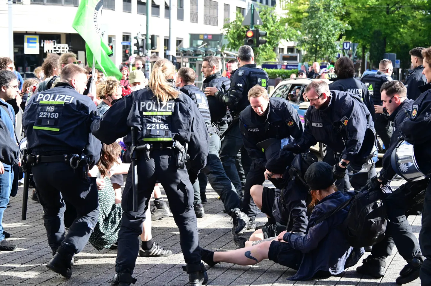 Esseni politsei kähmlemas AfD-vastaste meeleavaldajatega. 29. juuni 2024.