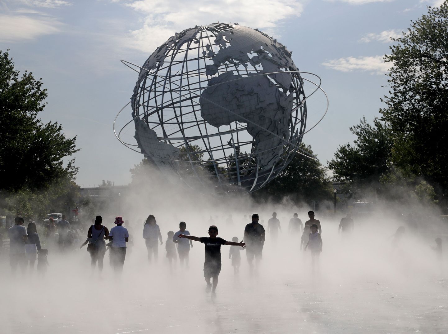 Inimesed jahutamas end New Yorgis Unisphere’i ees asuvas udupargis linna augustis 2021 tabanud kuumalaine ajal.
