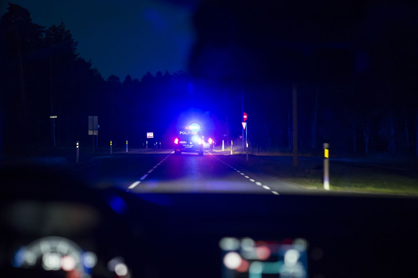 Полицейский автомобиль ночью. Снимок иллюстративный.