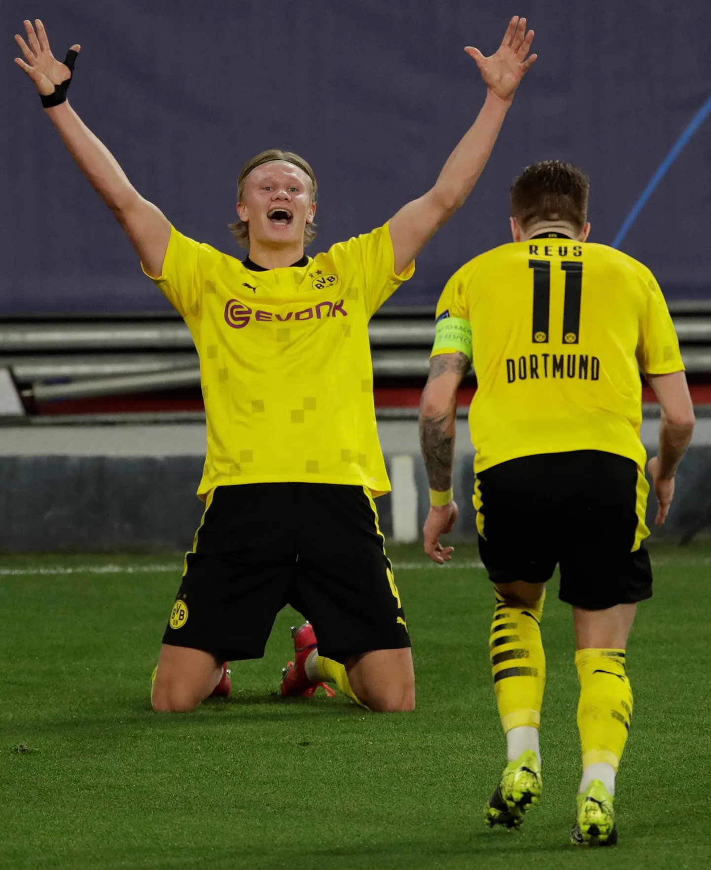 Erling Haaland väravat tähistamas.