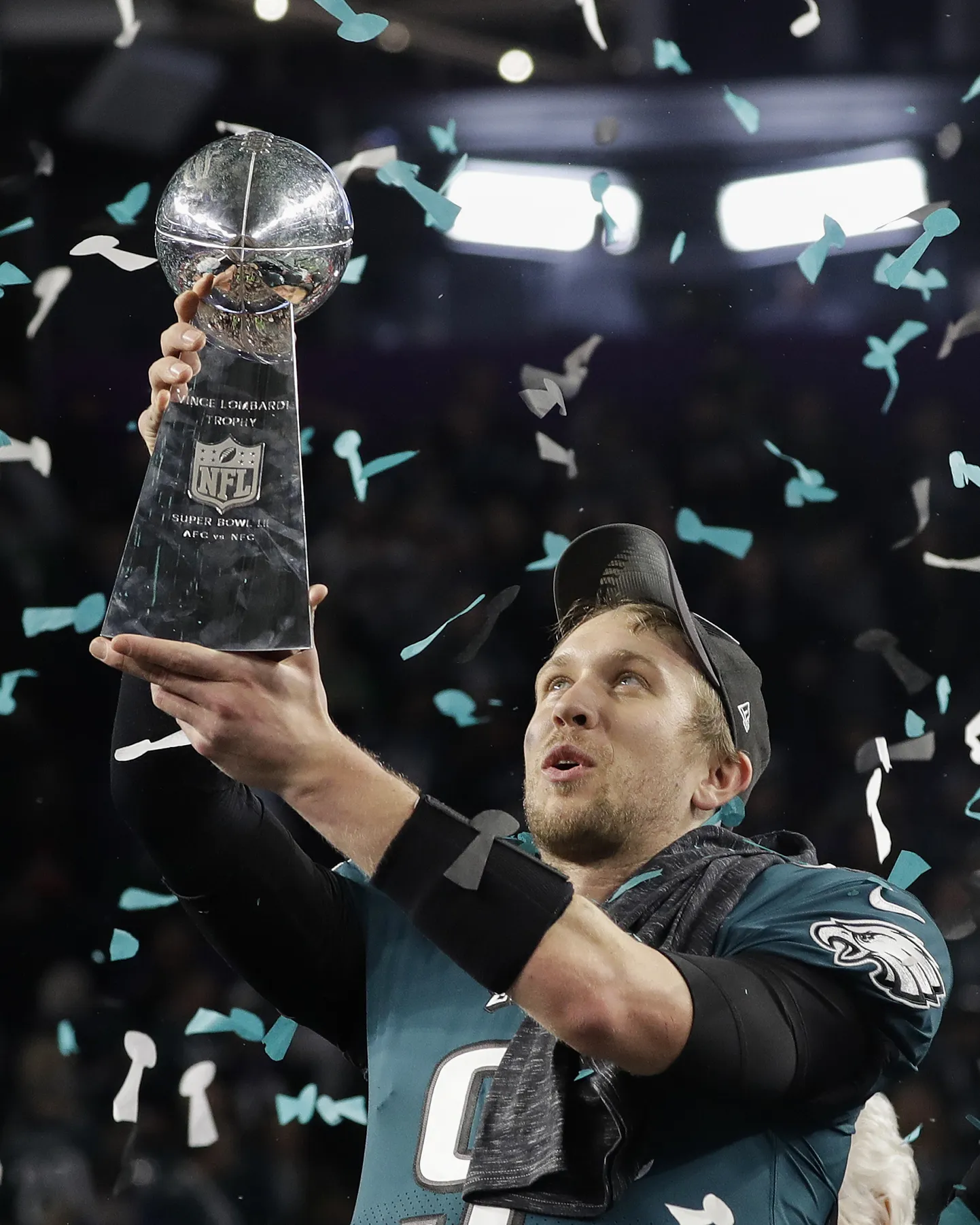 Super Bowli kõige väärtuslikumaks mängijaks valitud Nick Foles võidukarikaga.