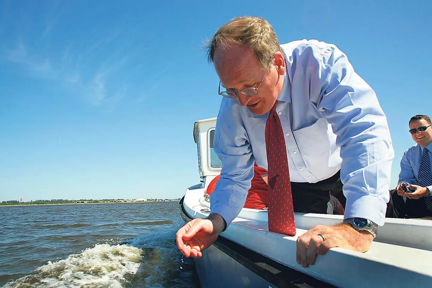 Purjetamishuviline USA suursaadik Michael C. Polt tundis siirast huvi Pärnu jõe ja lahe vastu, katsus käega vee soojust ning arvas seepeale, et kui peaks kogemata üle parda kukkuma, siis tuleks vees toime küll.