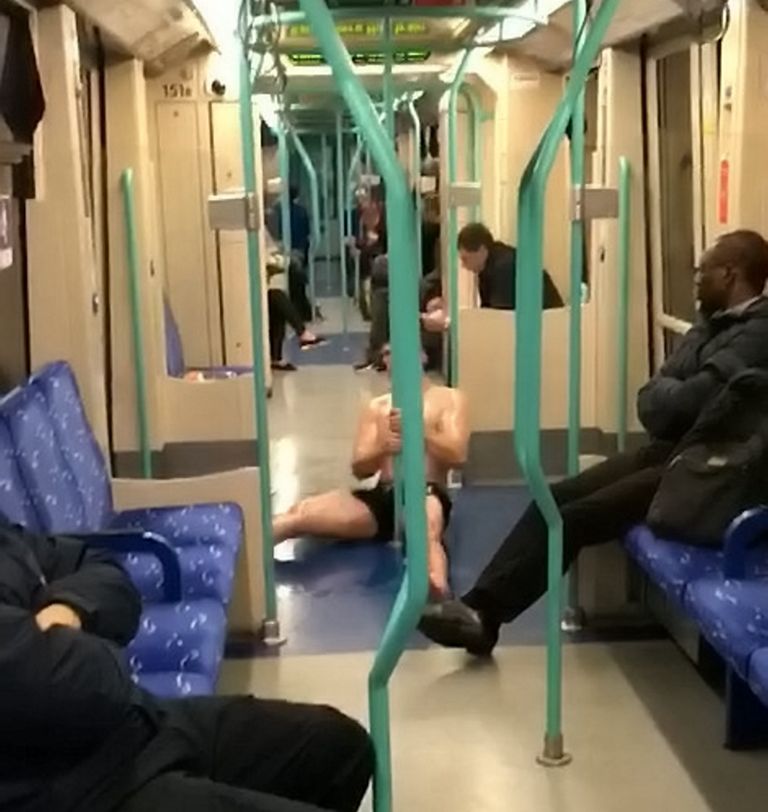 Ida-Londoni metroorongis tantsis poolalasti õline mees